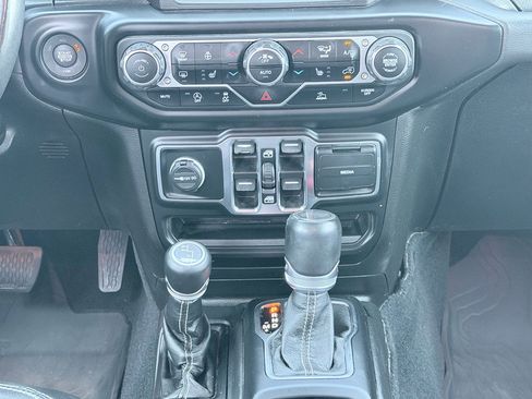 Used 2022 Jeep Wrangler Unlimited Sahara w/ Cold Weather Group AWD/4WD image 18