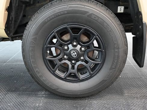 Used 2020 Toyota Tacoma SR5 AWD/4WD image 40