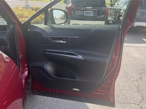 Used 2022 Toyota Venza XLE image 21