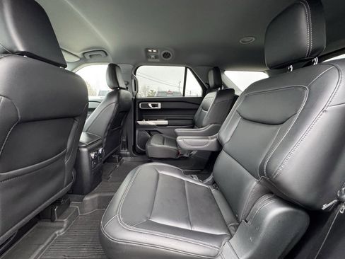 Used 2022 Ford Explorer XLT w/ Equipment Group 202A image 11