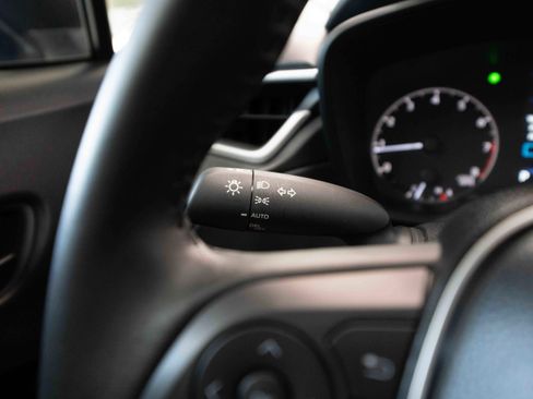 Used 2025 Toyota Corolla Cross LE FWD image 13