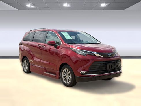 Used 2022 Toyota Sienna XLE w/ XLE Plus Package FWD image 7