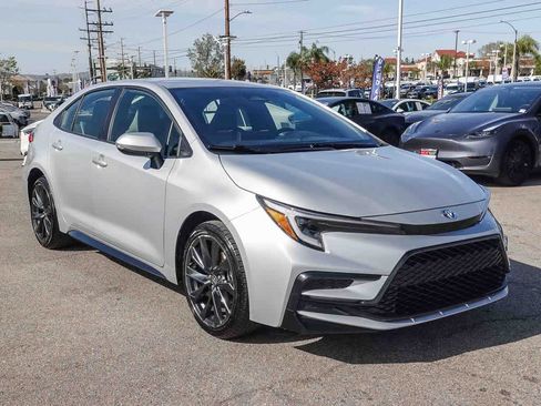 Used 2025 Toyota Corolla SE image 3