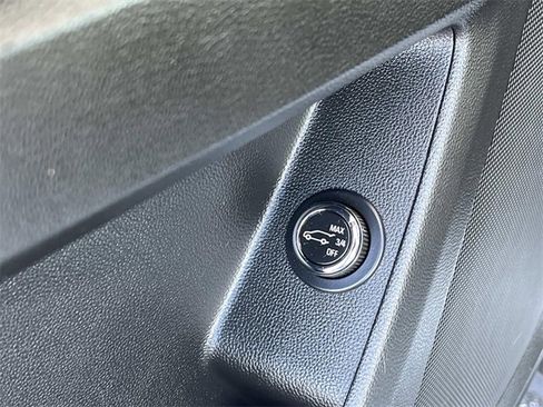 Used 2022 Chevrolet Traverse LT image 33