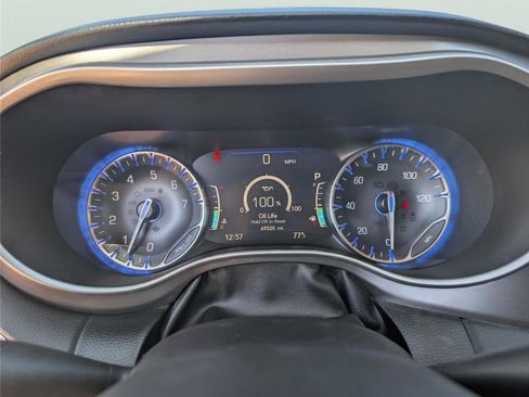 Used 2022 Chrysler Pacifica Touring-L image 25