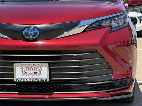 Used 2024 Toyota Sienna LE w/ LE Plus Package FWD image 9