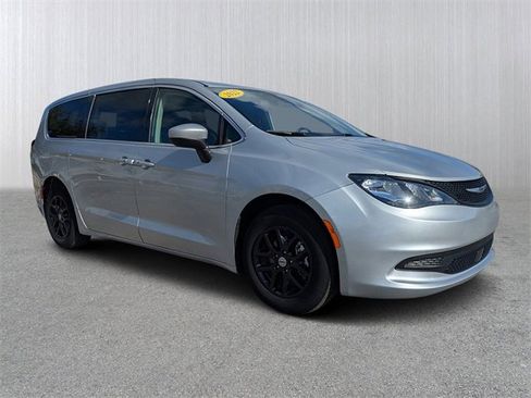 Used 2022 Chrysler Voyager LX image 1