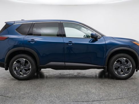 Used 2025 Nissan Rogue SV FWD image 11