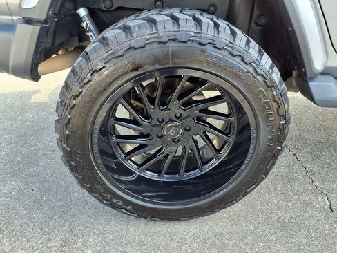 Used 2019 Jeep Wrangler Unlimited Sahara AWD/4WD image 6