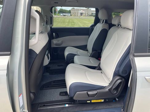 New 2026 Kia Carnival EX FWD image 10