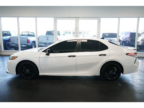 Used 2019 Toyota Camry SE image 4