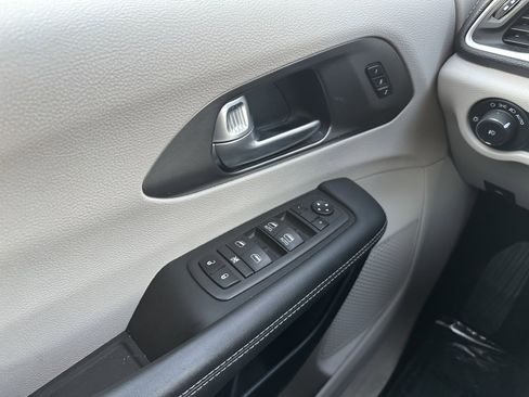 Used 2024 Chrysler Pacifica Select image 17