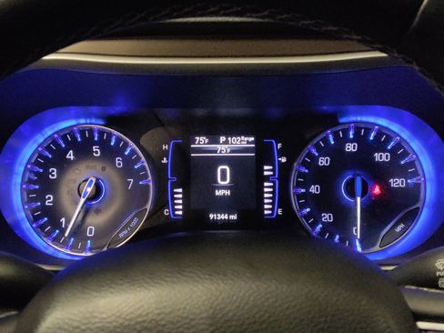 Used 2022 Chrysler Voyager LX FWD image 23