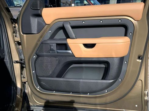 Used 2025 Land Rover Defender 110 X-Dynamic SE image 19