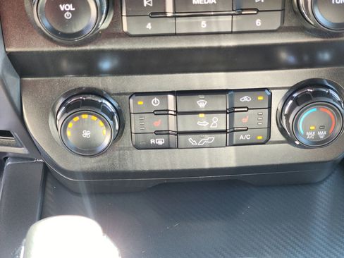 Used 2019 Ford F150 XLT w/ Equipment Group 302A Luxury AWD/4WD image 17