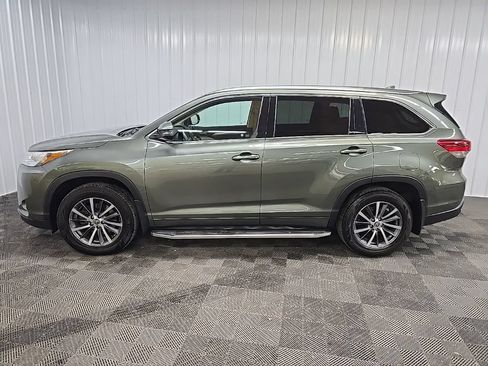 Used 2017 Toyota Highlander XLE AWD/4WD image 5