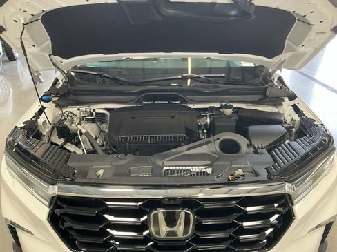 Used 2025 Honda Pilot Elite image 24