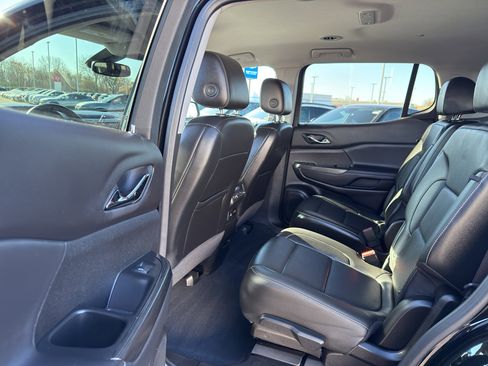 Used 2023 GMC Acadia SLT w/ Elevation Edition image 30