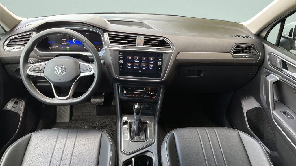 Used 2024 Volkswagen Tiguan SE FWD image 11