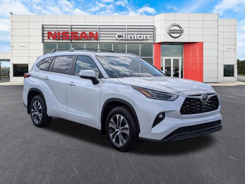 Used 2023 Toyota Highlander XLE AWD/4WD image 1