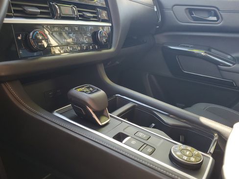 Used 2024 Nissan Pathfinder SV image 27