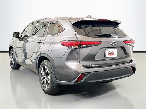 Used 2023 Toyota Highlander XLE image 6