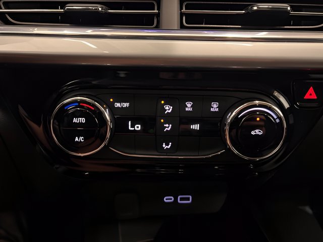 Certified 2025 Chevrolet Trax LT FWD image 24
