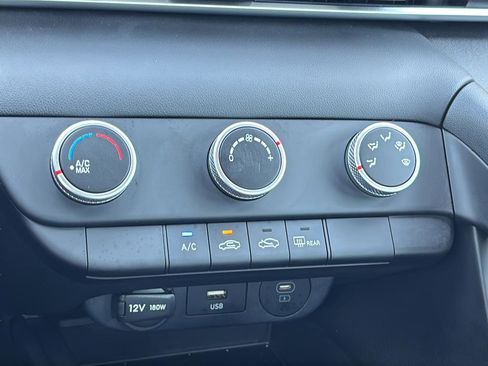 Used 2025 Hyundai Elantra SE image 28