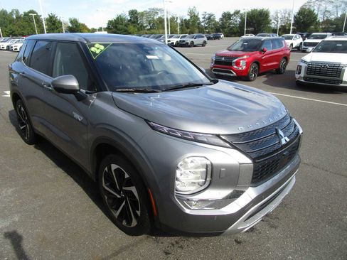 Used 2023 Mitsubishi Outlander SE image 3