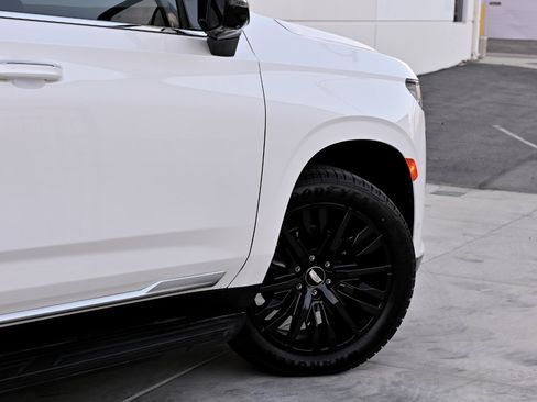 Used 2021 Cadillac Escalade Premium Luxury image 38