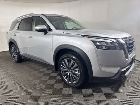 Used 2025 Nissan Pathfinder SL w/ SL Premium Package image 2