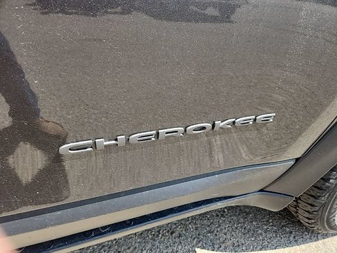 Used 2022 Jeep Cherokee Trailhawk w/ Comfort/Convenience Group AWD/4WD image 36