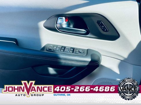 Used 2023 Chrysler Pacifica Touring-L image 22