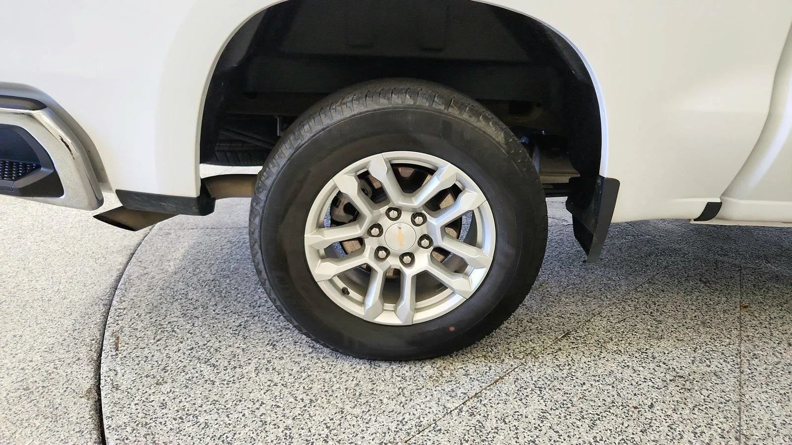 Used 2024 Chevrolet Silverado 1500 LT AWD/4WD image 32