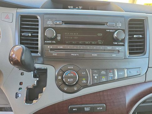 Used 2014 Toyota Sienna XLE image 16