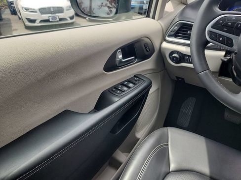 Used 2023 Chrysler Pacifica Touring-L FWD image 11