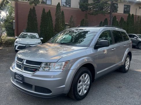 Used 2020 Dodge Journey SE w/ SE Popular Equipment Group image 2