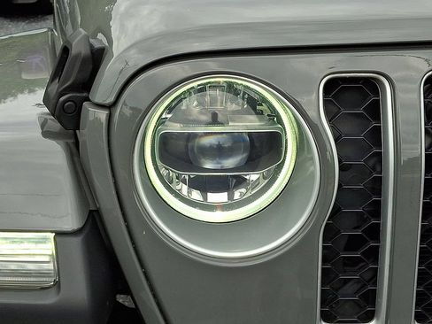 Used 2022 Jeep Gladiator Overland w/ LED Lighting Group AWD/4WD image 13