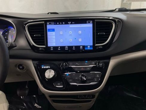 Used 2023 Chrysler Pacifica Touring-L FWD image 17