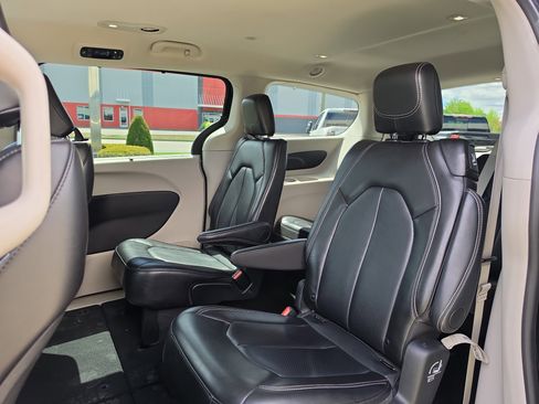 Used 2024 Chrysler Pacifica Touring-L FWD image 14