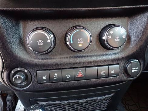 Used 2014 Jeep Wrangler Unlimited Rubicon w/ Connectivity Group AWD/4WD image 15