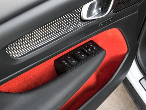 Used 2021 Volvo XC40 T4 R-Design image 46