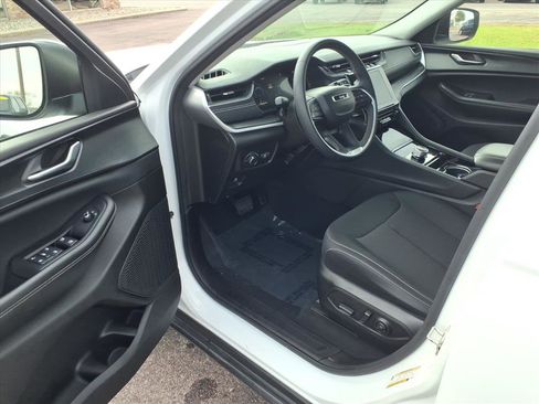 Used 2023 Jeep Grand Cherokee L Laredo image 6