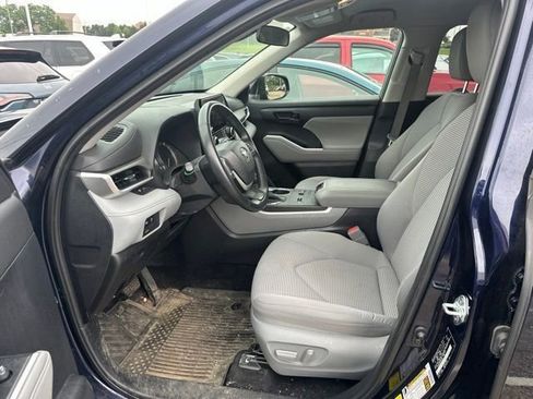 Used 2023 Toyota Highlander LE FWD image 17