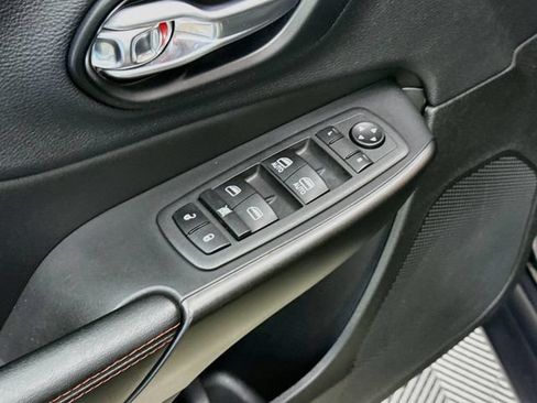 Used 2021 Jeep Cherokee Trailhawk w/ Comfort/Convenience Group AWD/4WD image 17