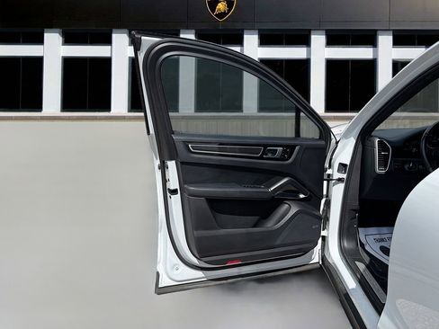 Used 2020 Porsche Cayenne Turbo image 25