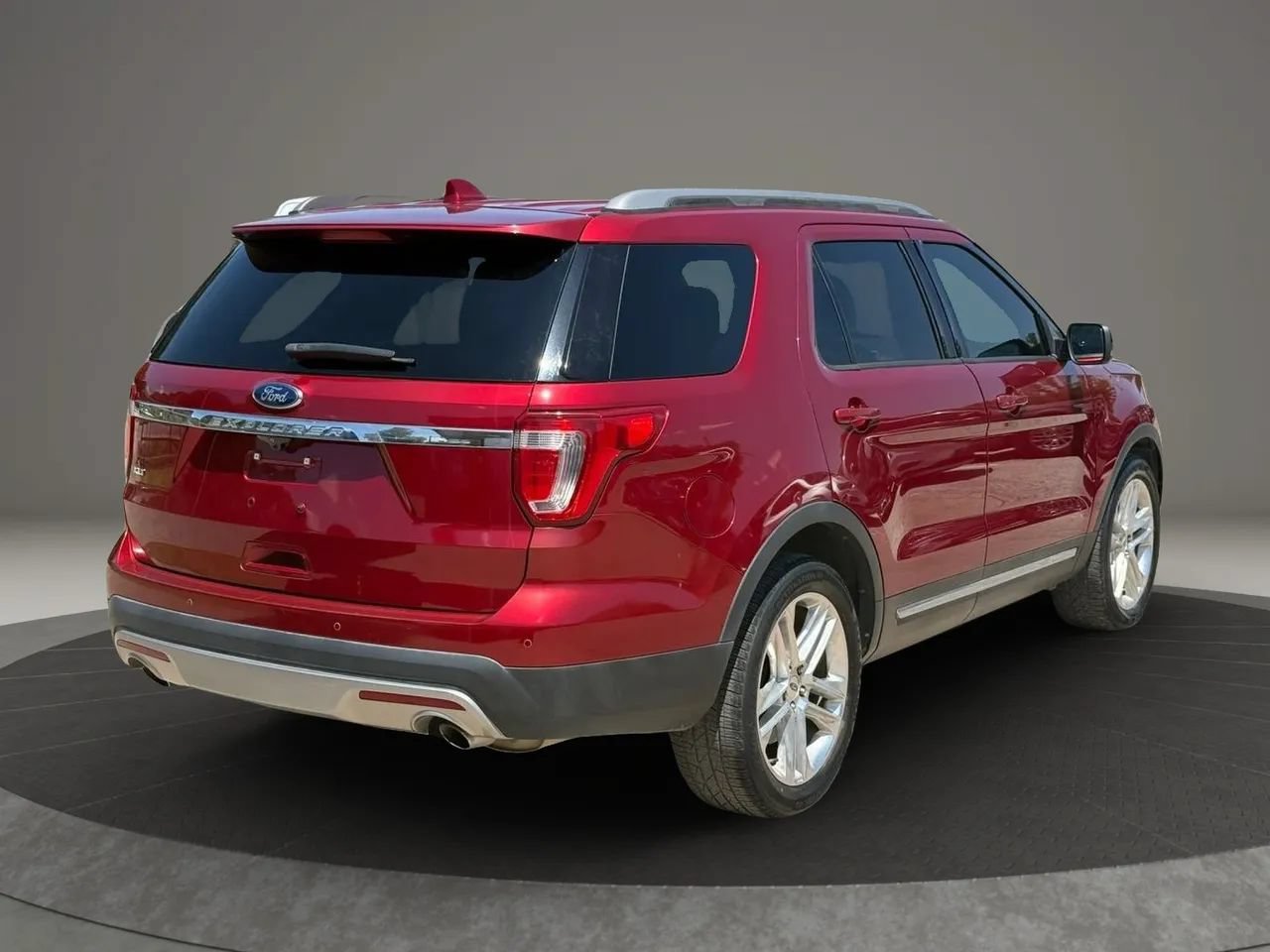 Used 2017 Ford Explorer XLT w/ Equipment Group 202A FWD image 6
