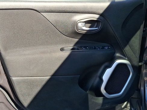 Used 2018 Jeep Renegade Latitude w/ Advanced Technology Group AWD/4WD image 14