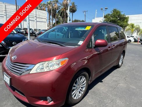 Used 2017 Toyota Sienna XLE FWD image 10