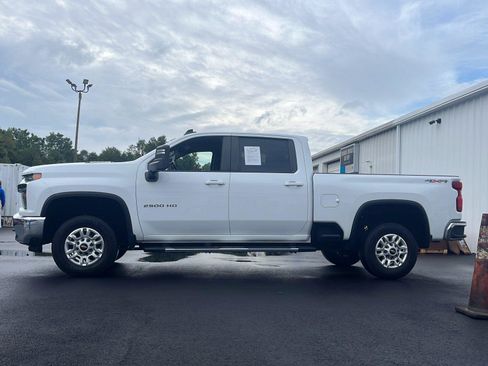 Used 2023 Chevrolet Silverado 2500 LT image 2